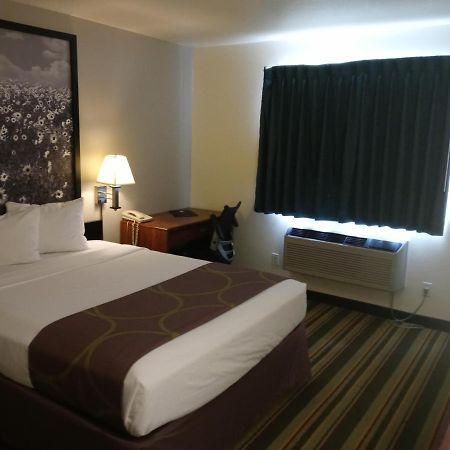 Super 8 By Wyndham Windsor Hotel Ngoại thất bức ảnh
