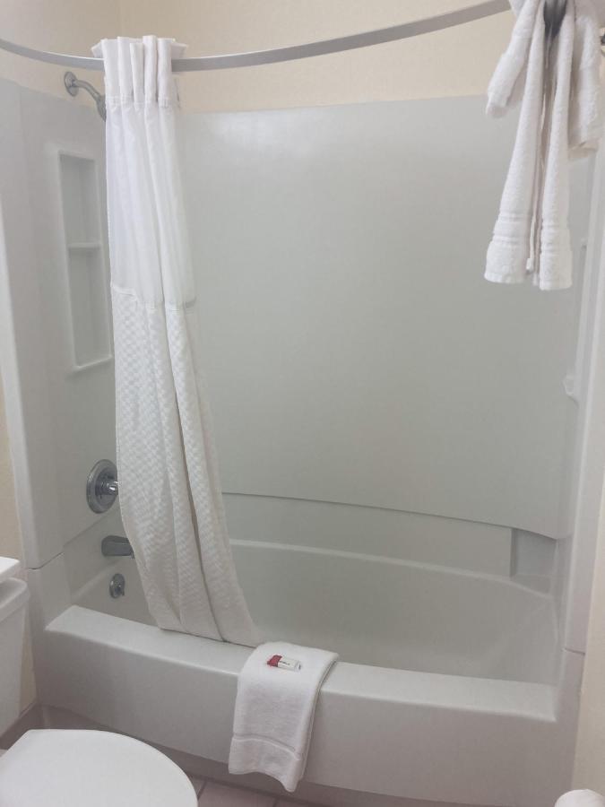 Super 8 By Wyndham Windsor Hotel Ngoại thất bức ảnh