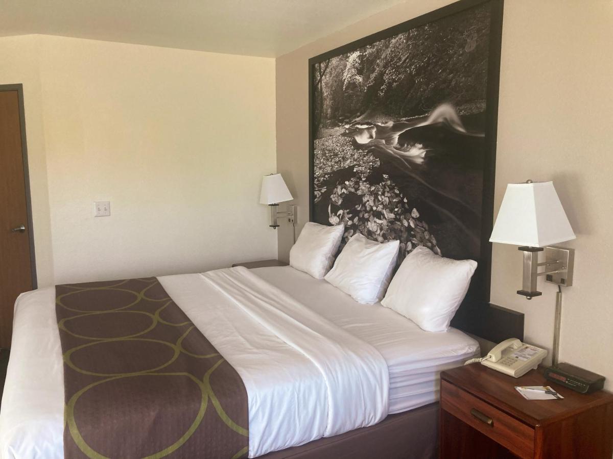 Super 8 By Wyndham Windsor Hotel Ngoại thất bức ảnh