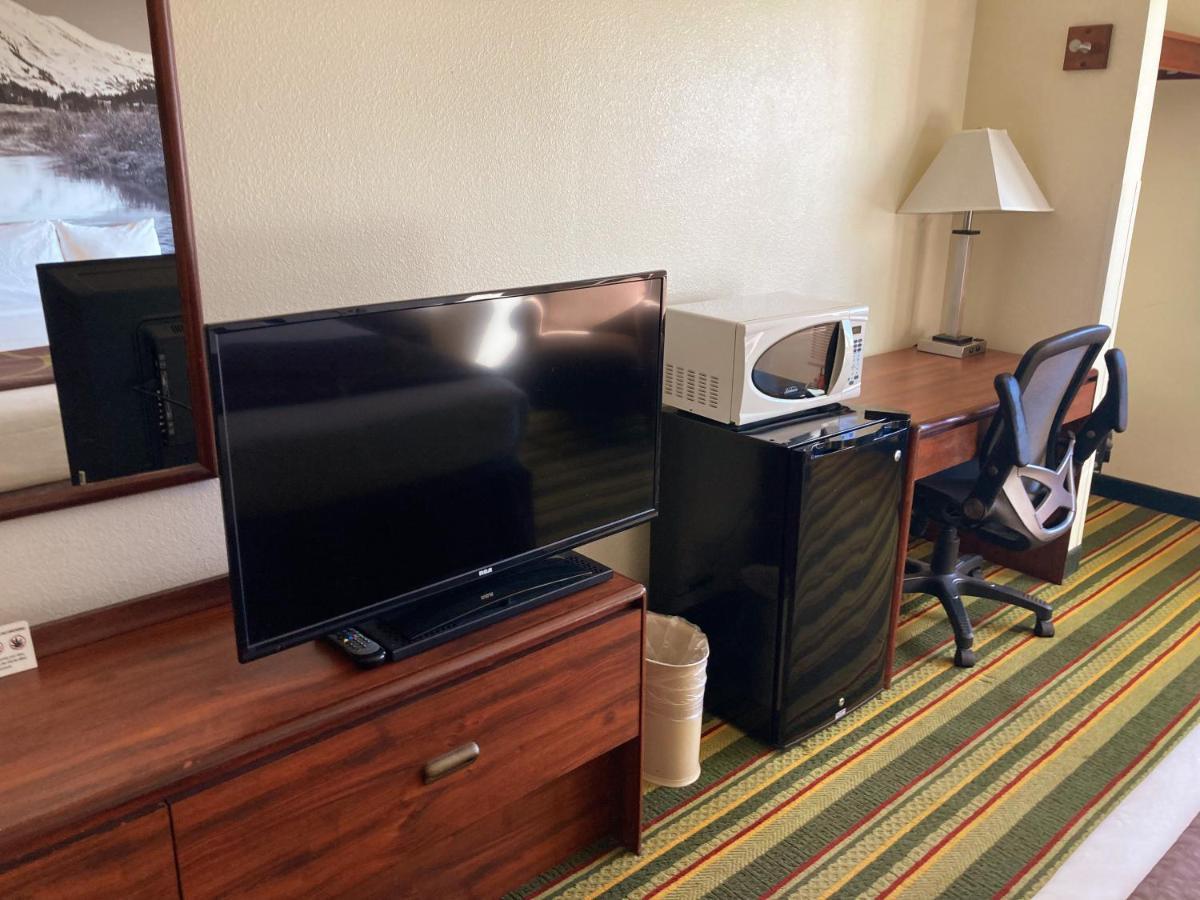 Super 8 By Wyndham Windsor Hotel Ngoại thất bức ảnh