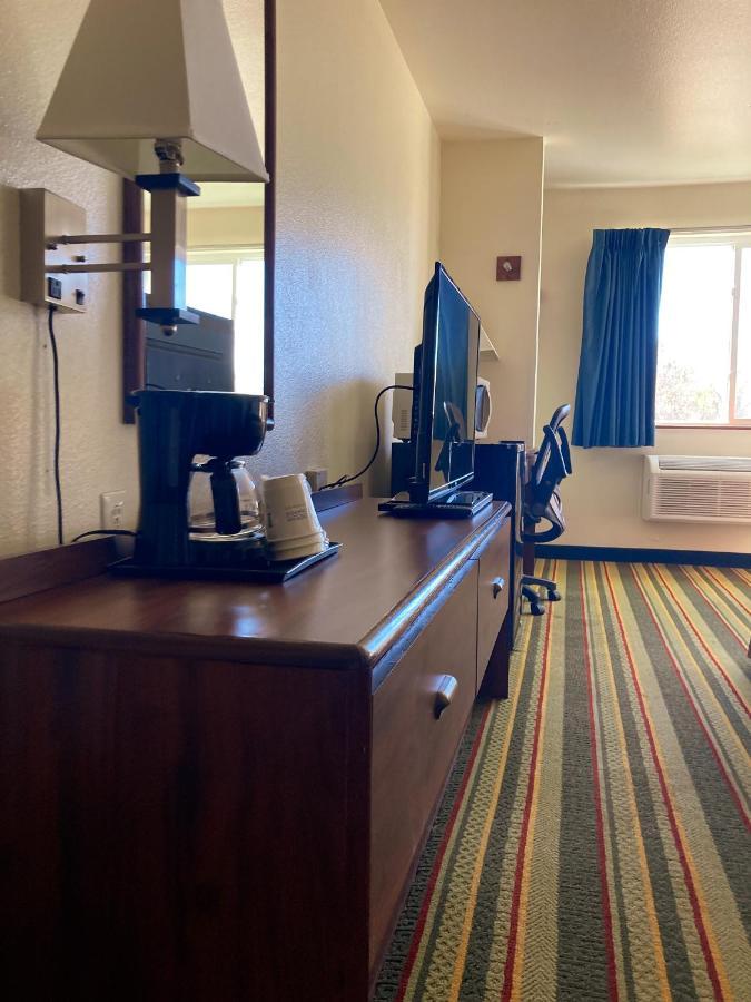 Super 8 By Wyndham Windsor Hotel Ngoại thất bức ảnh