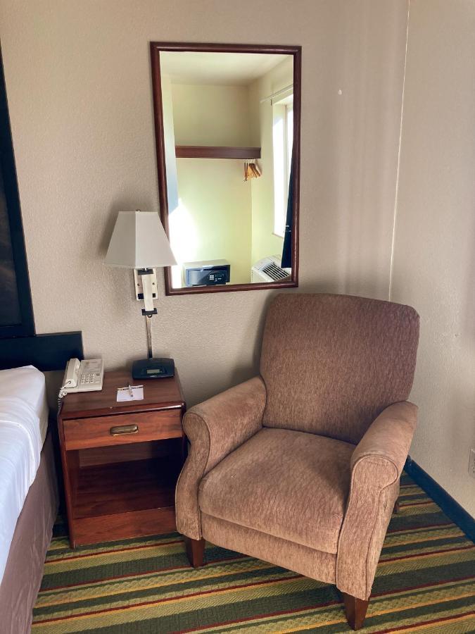 Super 8 By Wyndham Windsor Hotel Ngoại thất bức ảnh