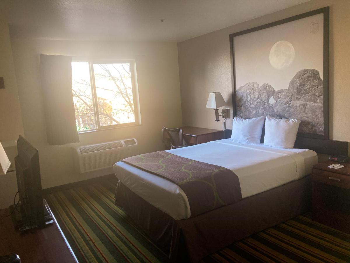 Super 8 By Wyndham Windsor Hotel Ngoại thất bức ảnh