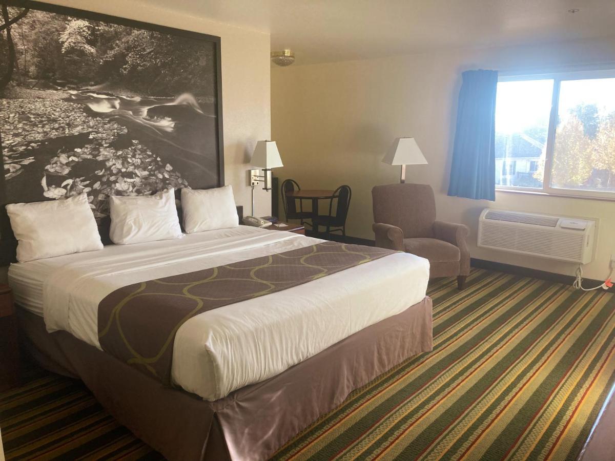 Super 8 By Wyndham Windsor Hotel Ngoại thất bức ảnh
