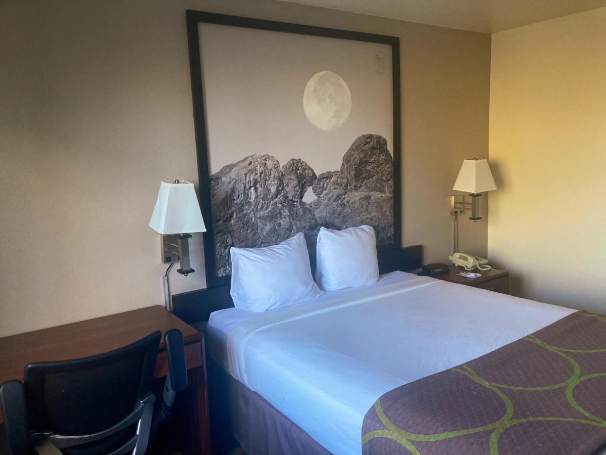 Super 8 By Wyndham Windsor Hotel Ngoại thất bức ảnh