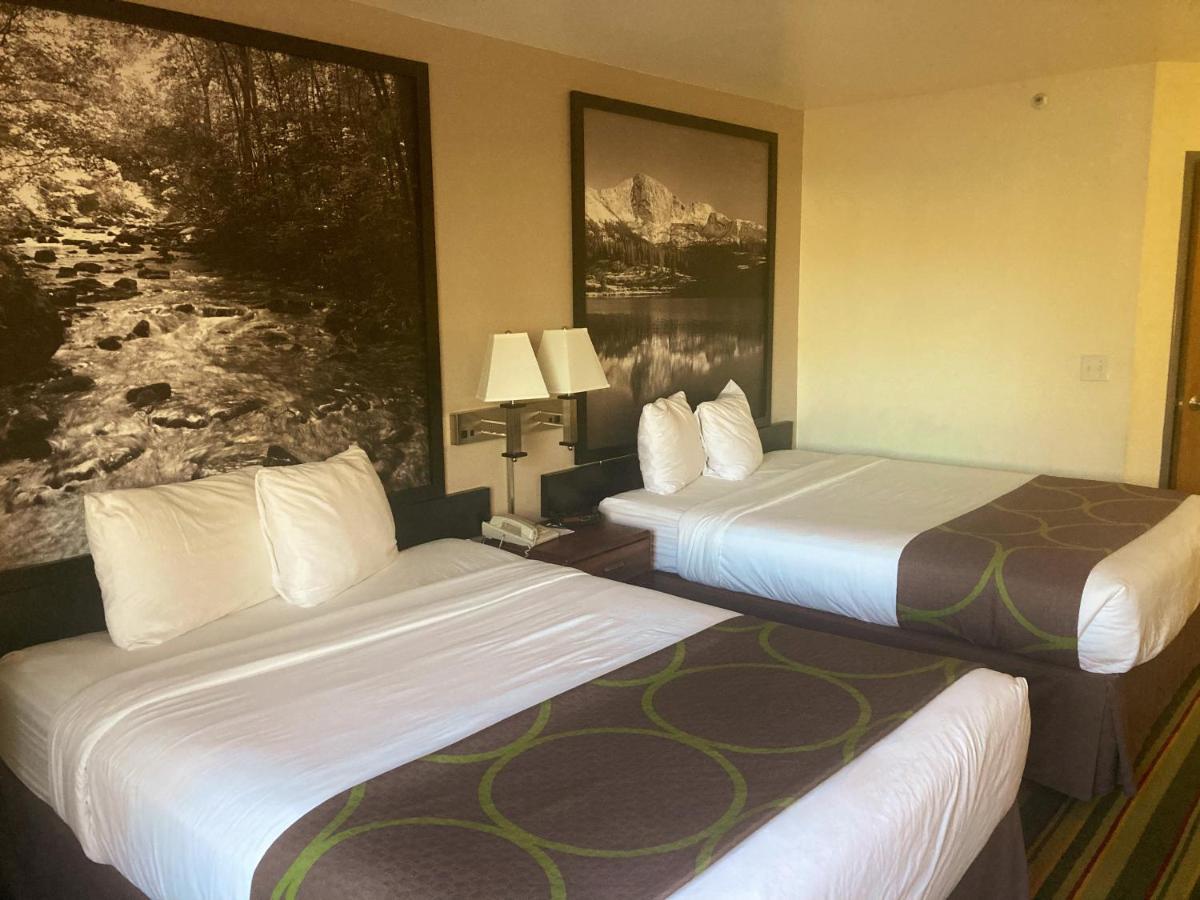 Super 8 By Wyndham Windsor Hotel Ngoại thất bức ảnh