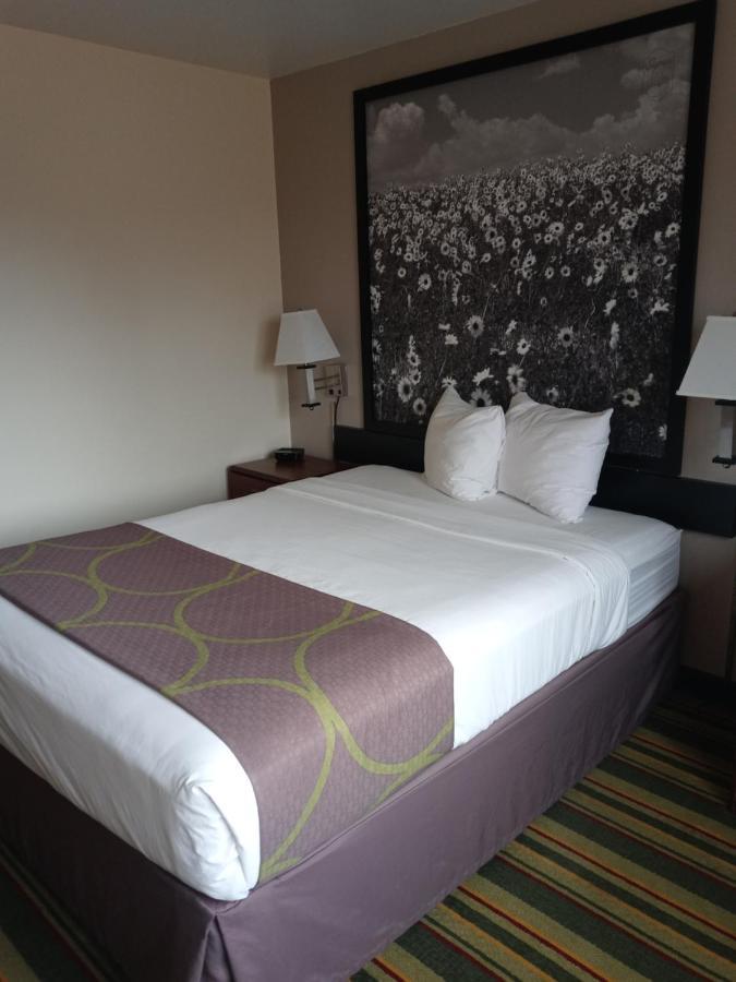 Super 8 By Wyndham Windsor Hotel Ngoại thất bức ảnh