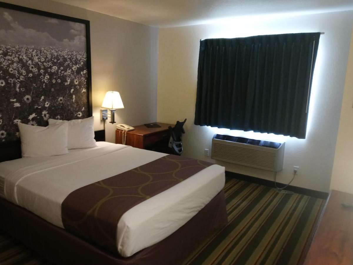 Super 8 By Wyndham Windsor Hotel Ngoại thất bức ảnh