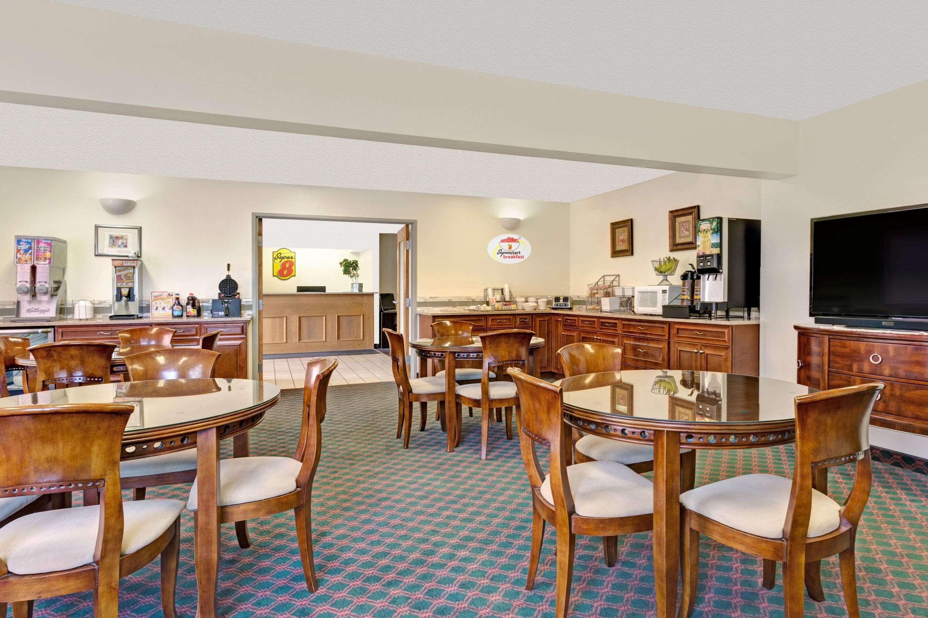 Super 8 By Wyndham Windsor Hotel Ngoại thất bức ảnh